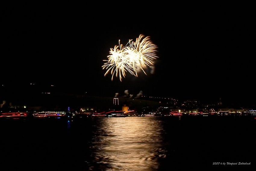 Rhein im Feuerzauber in R�desheim ( 01 )