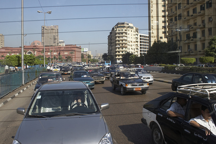 (018) Auf der Strasse vor dem �gyptischen Museum