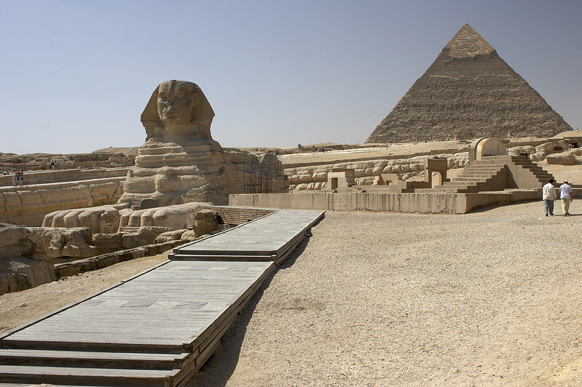 (078) Gro�e Sphinx von Gizeh, im Hintergrund die Chephren-Pyramide